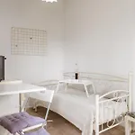 Stenies Little Nook شقة *
